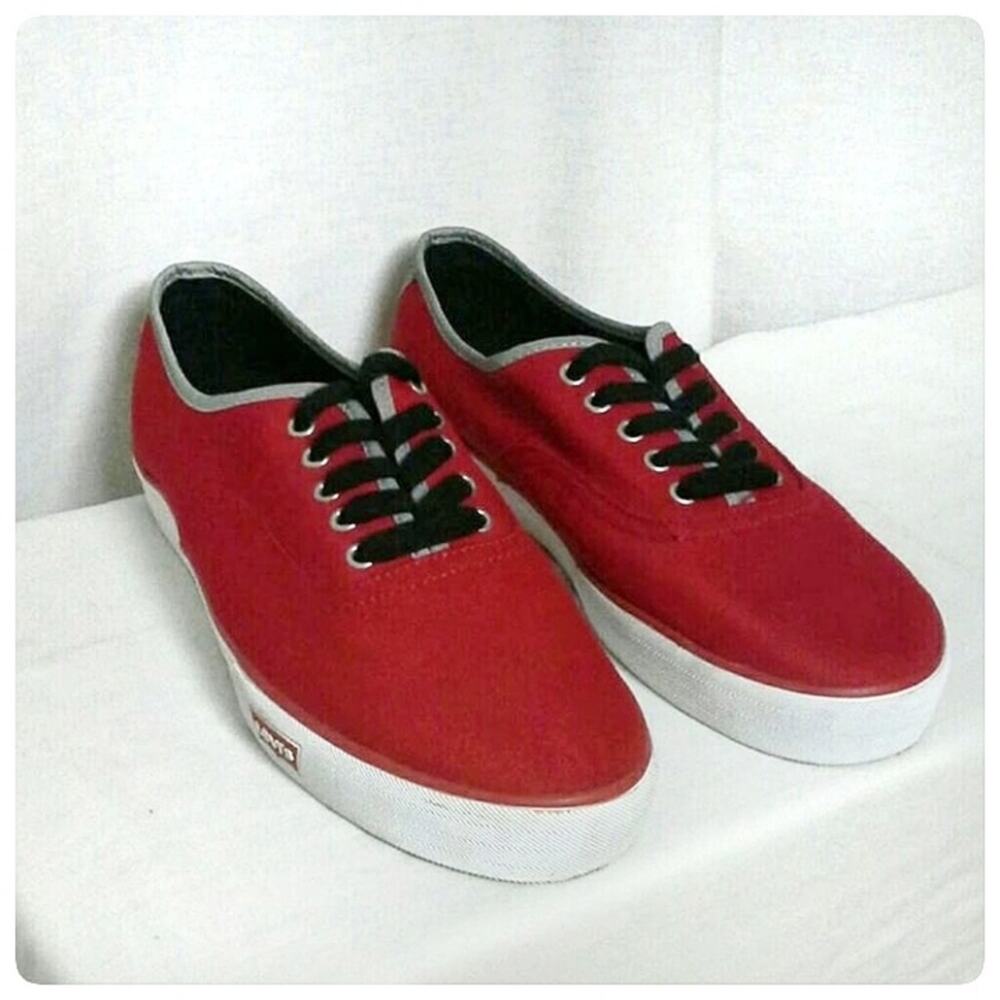LEVI'S Mens Red Canvas Sneakers Size 10.5 Classic Old School Skater Tennis Shoes